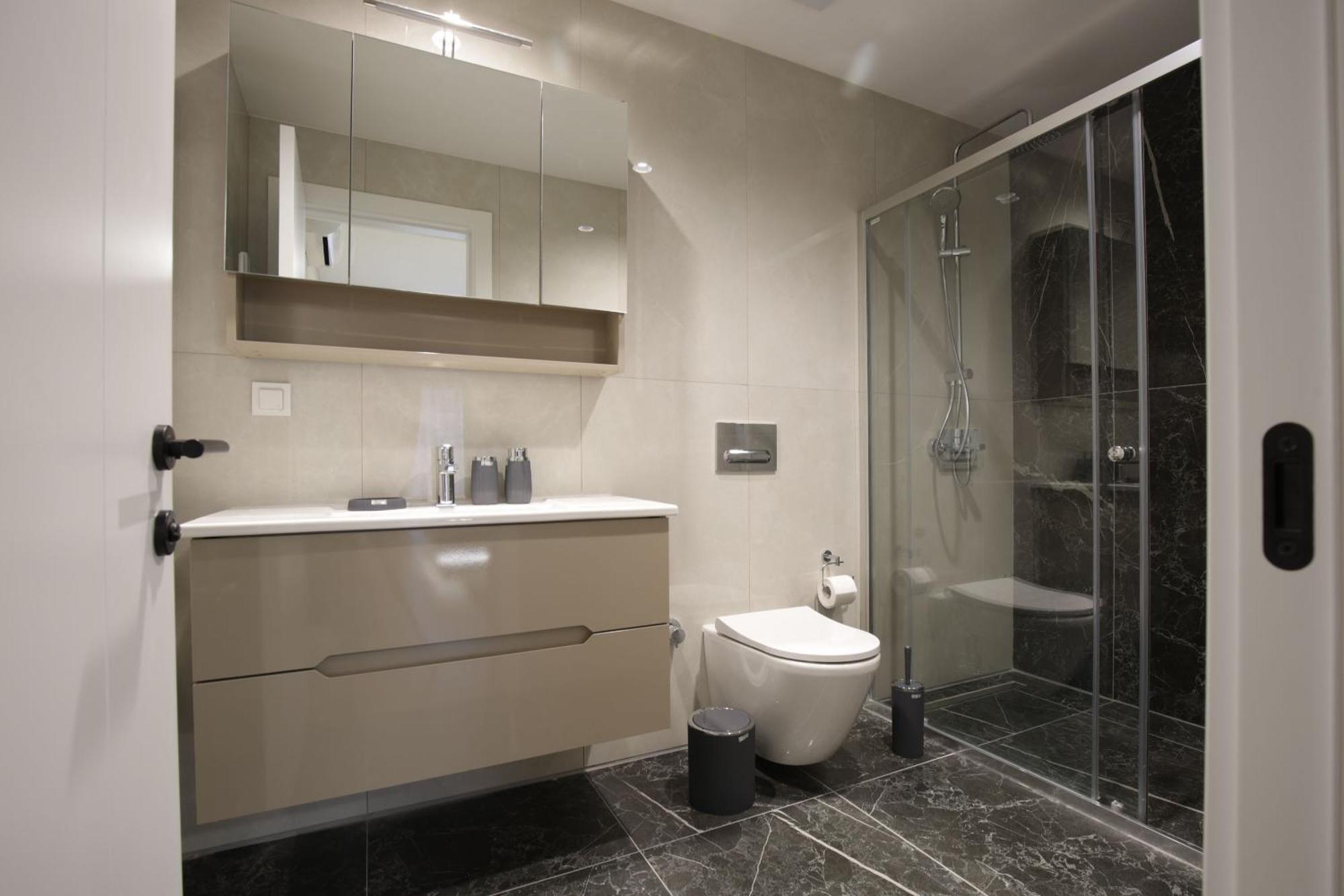 Urban Oasis 16th Floor Penthouse, Center, Free Private Parking *