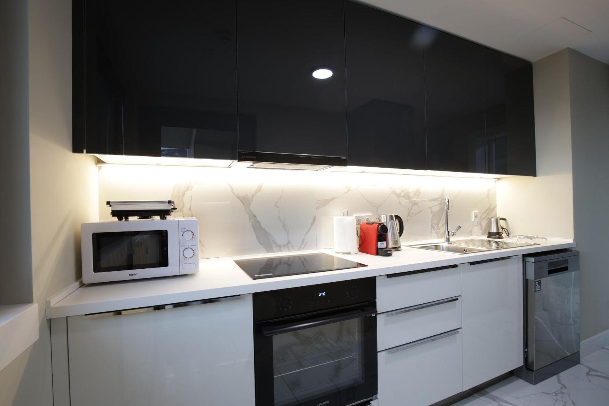 Urban Oasis 16th Floor Penthouse, Center, Free Private Parking *