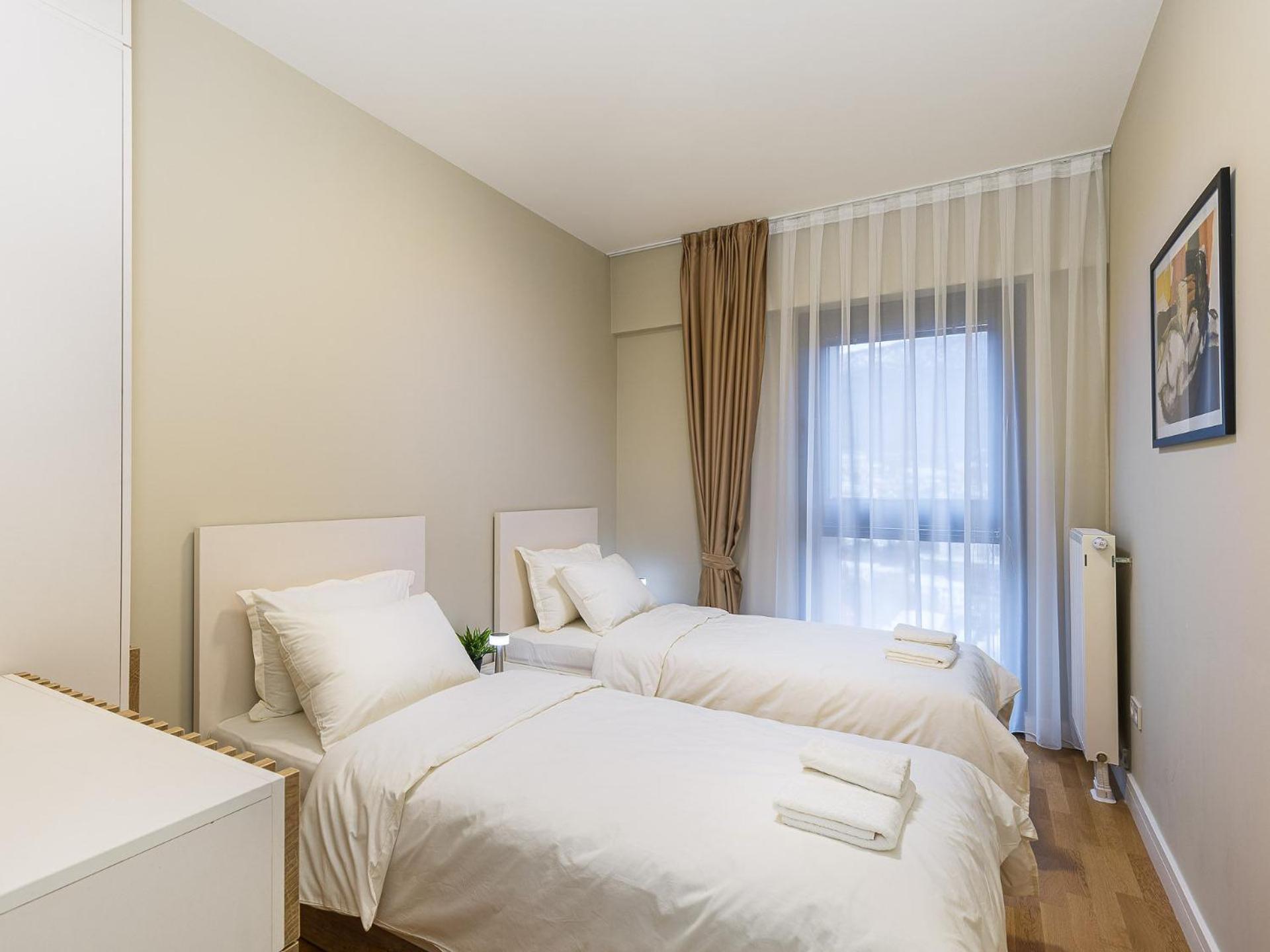 Urban Oasis 16th Floor Penthouse, Center, Free Private Parking Apartment *